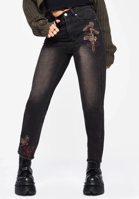 Relaxed Design Comfy Active Valeria Floral Moth Embroidered Mom Jeans