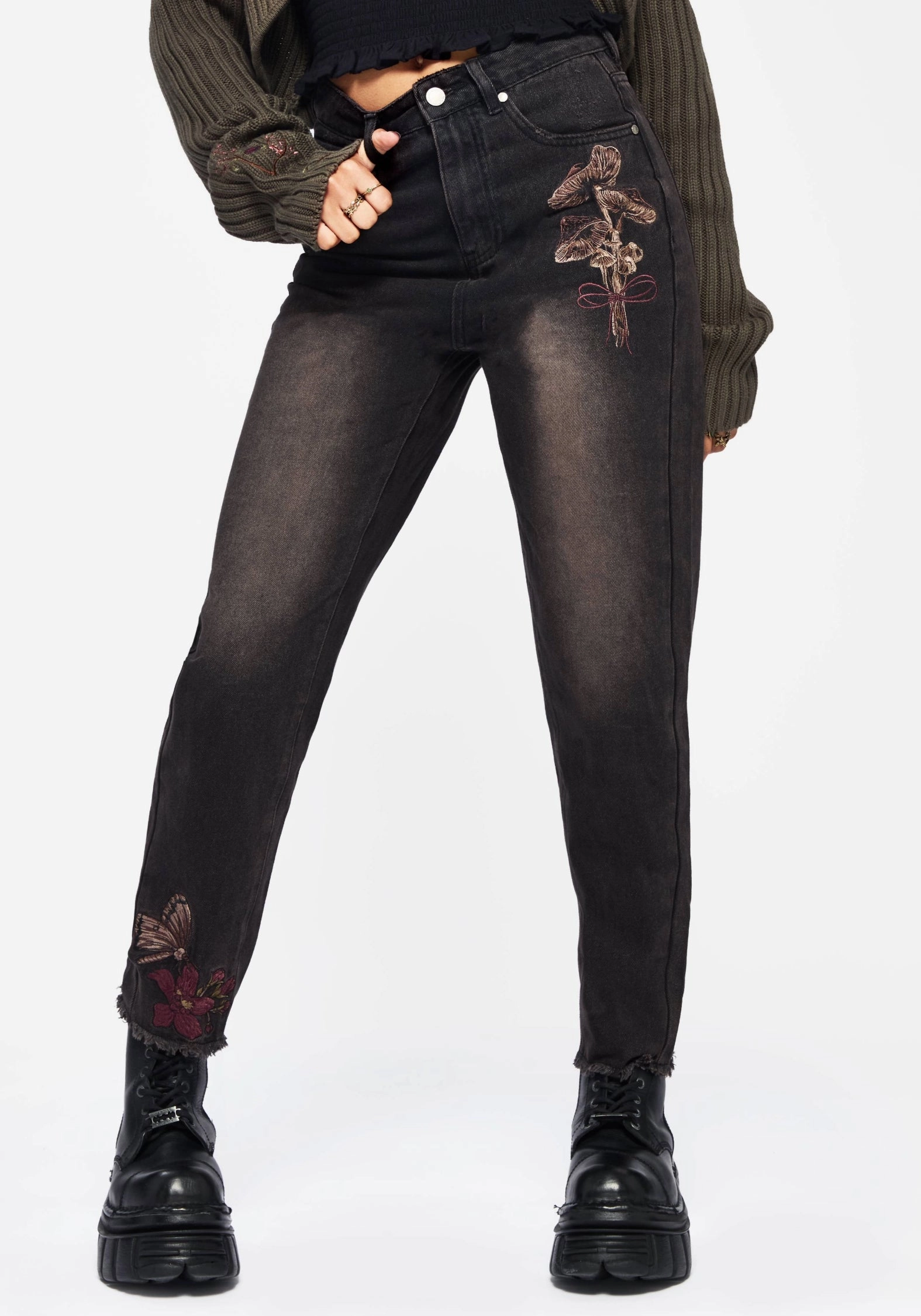 Relaxed Design Comfy Active Valeria Floral Moth Embroidered Mom Jeans