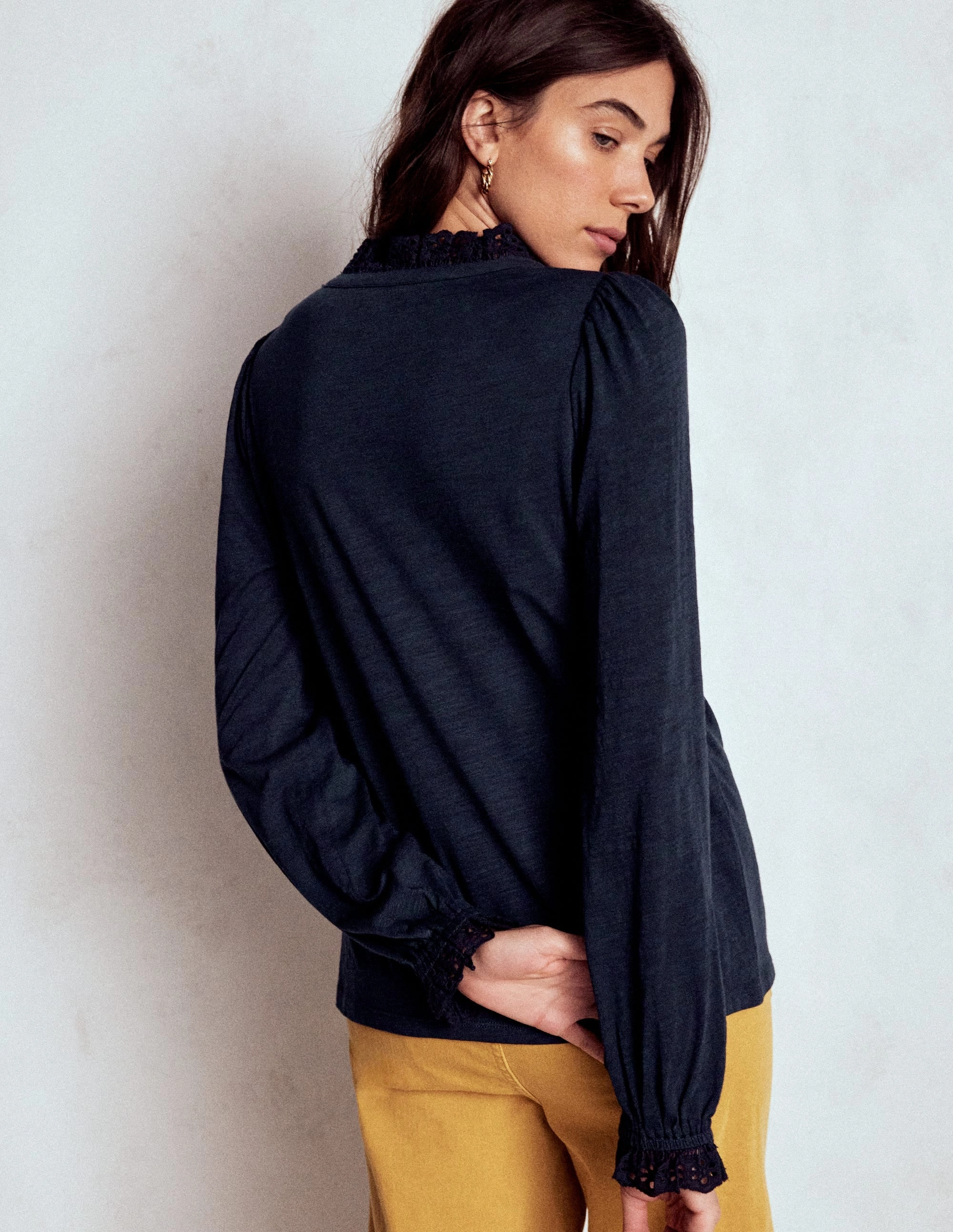 Sporty Sweatshirt Aria Broderie Notch Neck Top-Navy