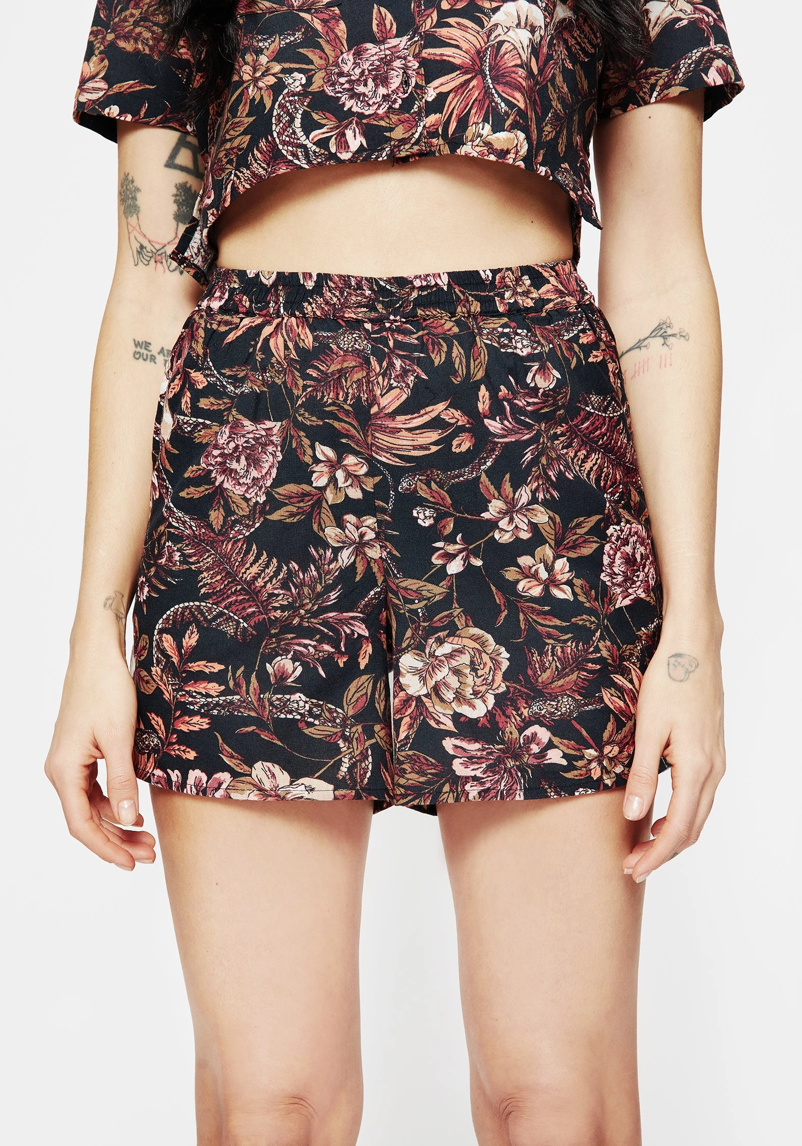 Ergonomic Contour Shape Bashe Cotton Floral Snake Print Shorts