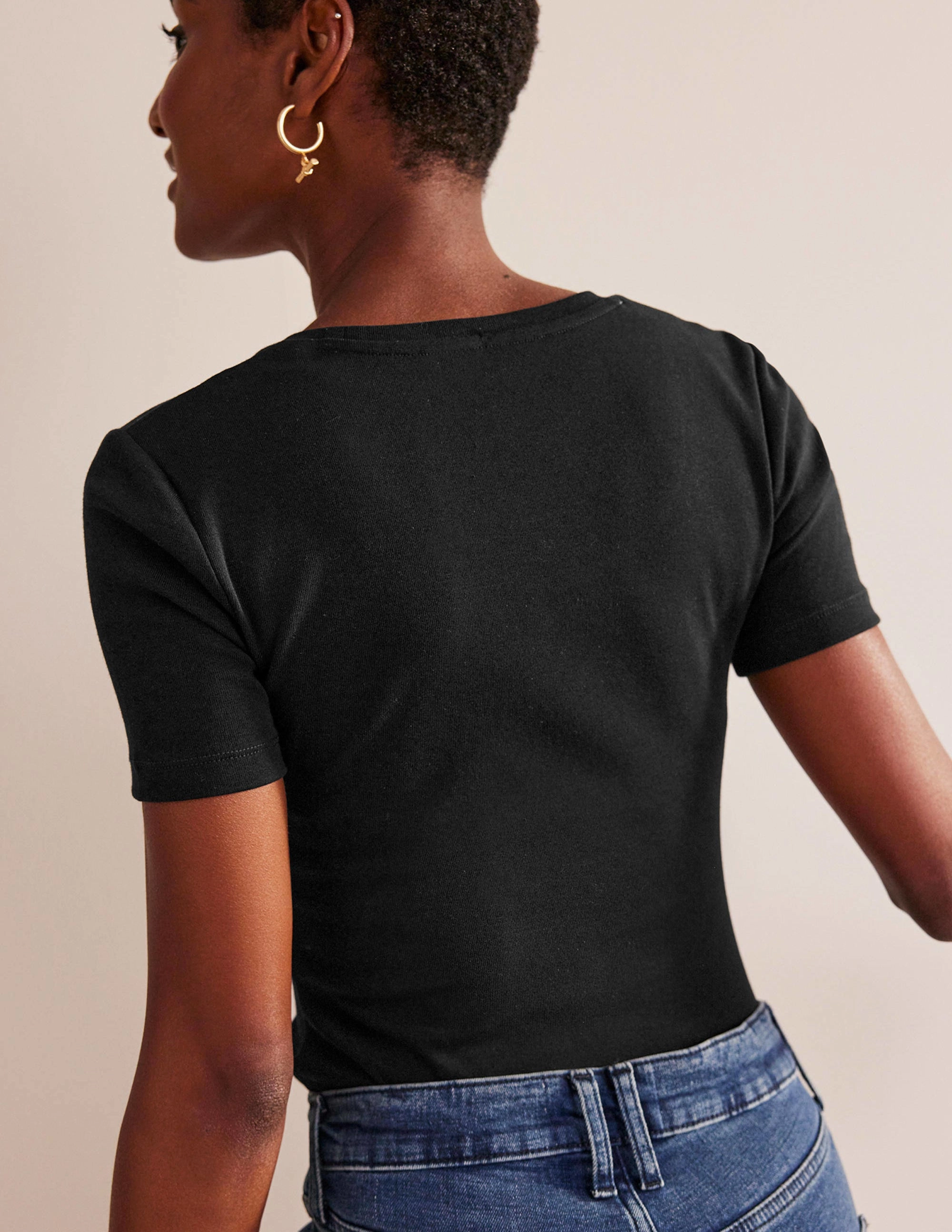 Essential Jersey T-Shirt-Black NonIrritatingSeams Neutral Tone Stitching