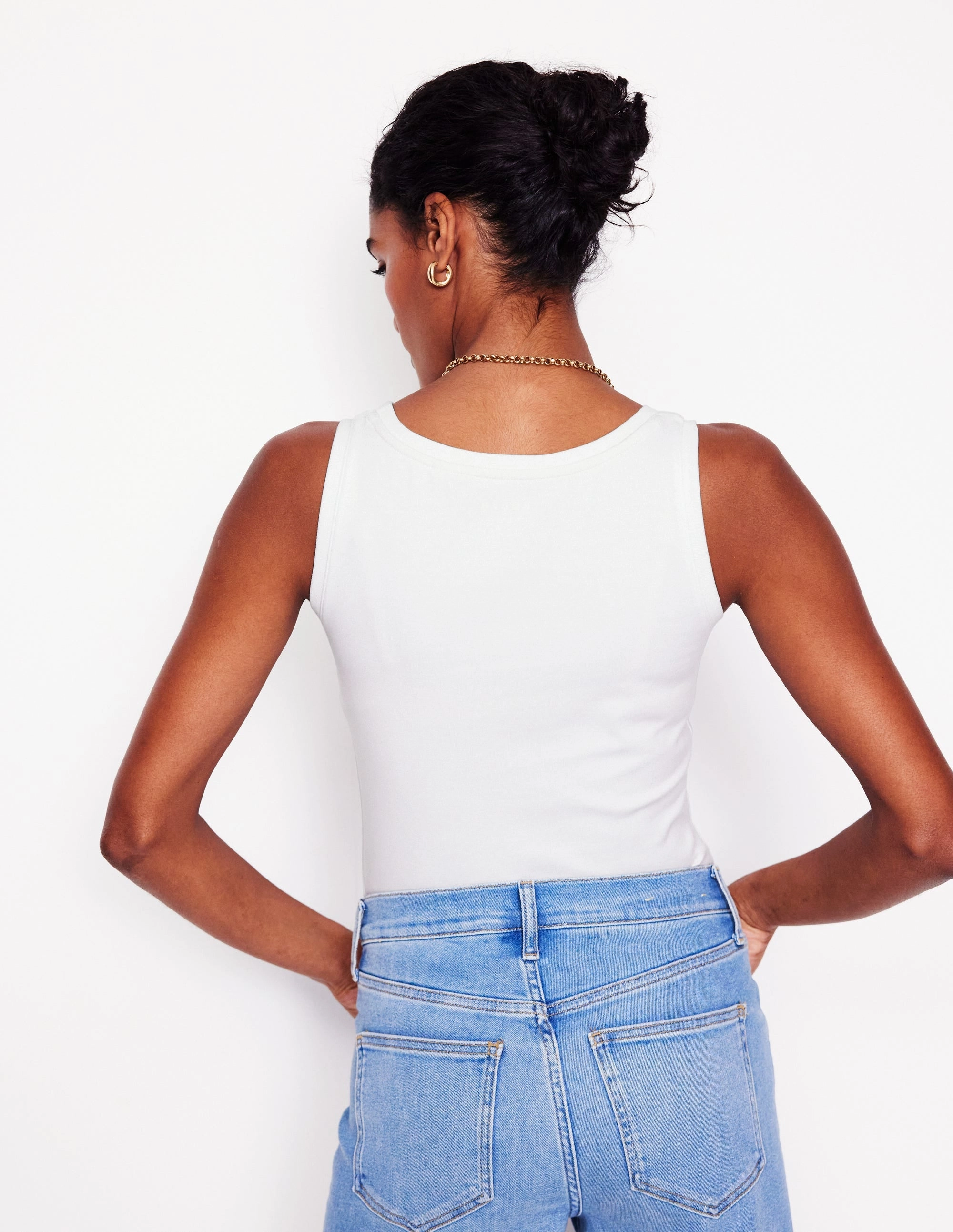 Neutral Tone Stitching FrictionResistantEdges Essential Scoop-Neck Vest-White