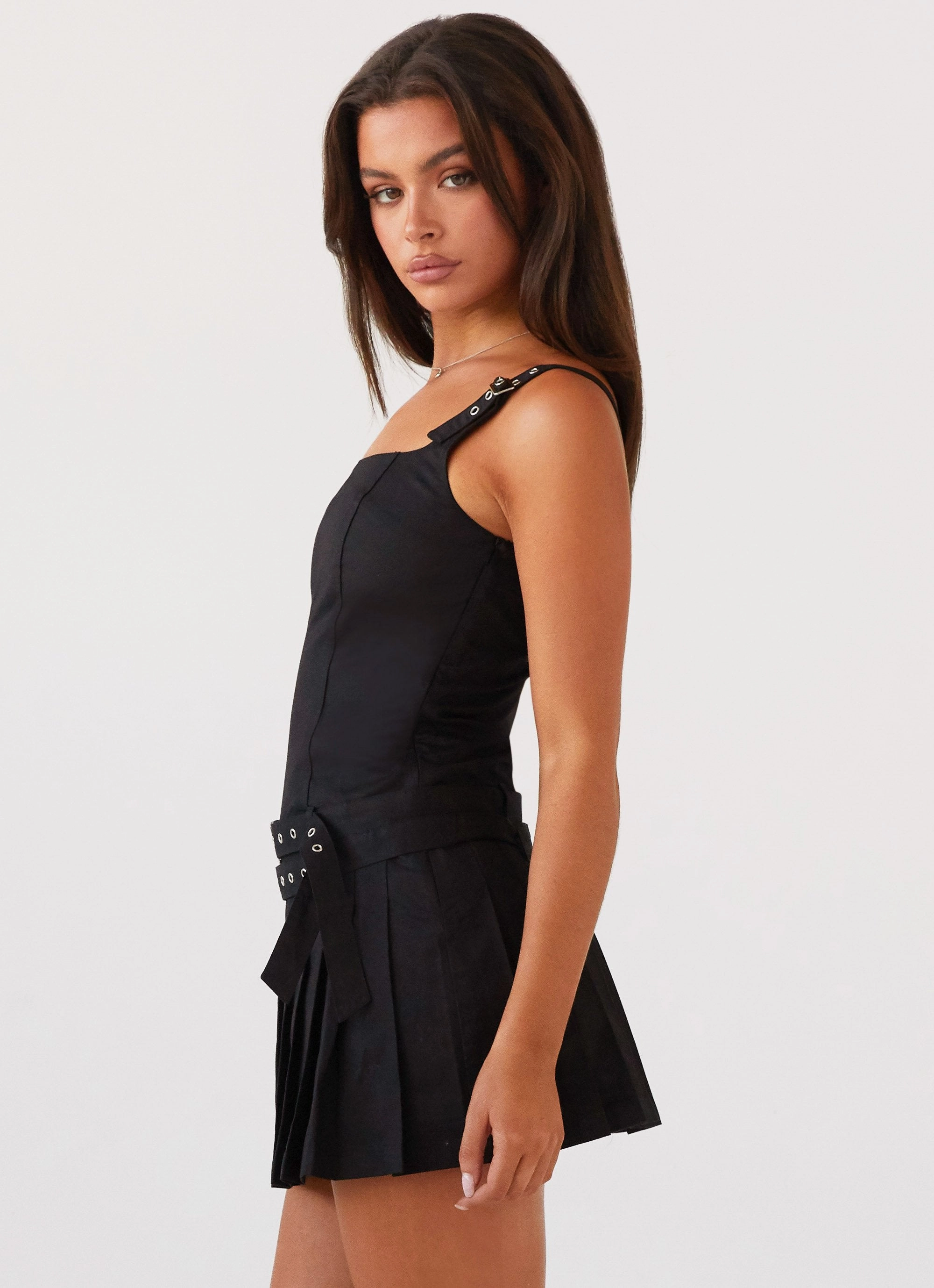 Chill Piece Feminine off-the-shoulder gown Lynette Buckle Mini Dress - Black