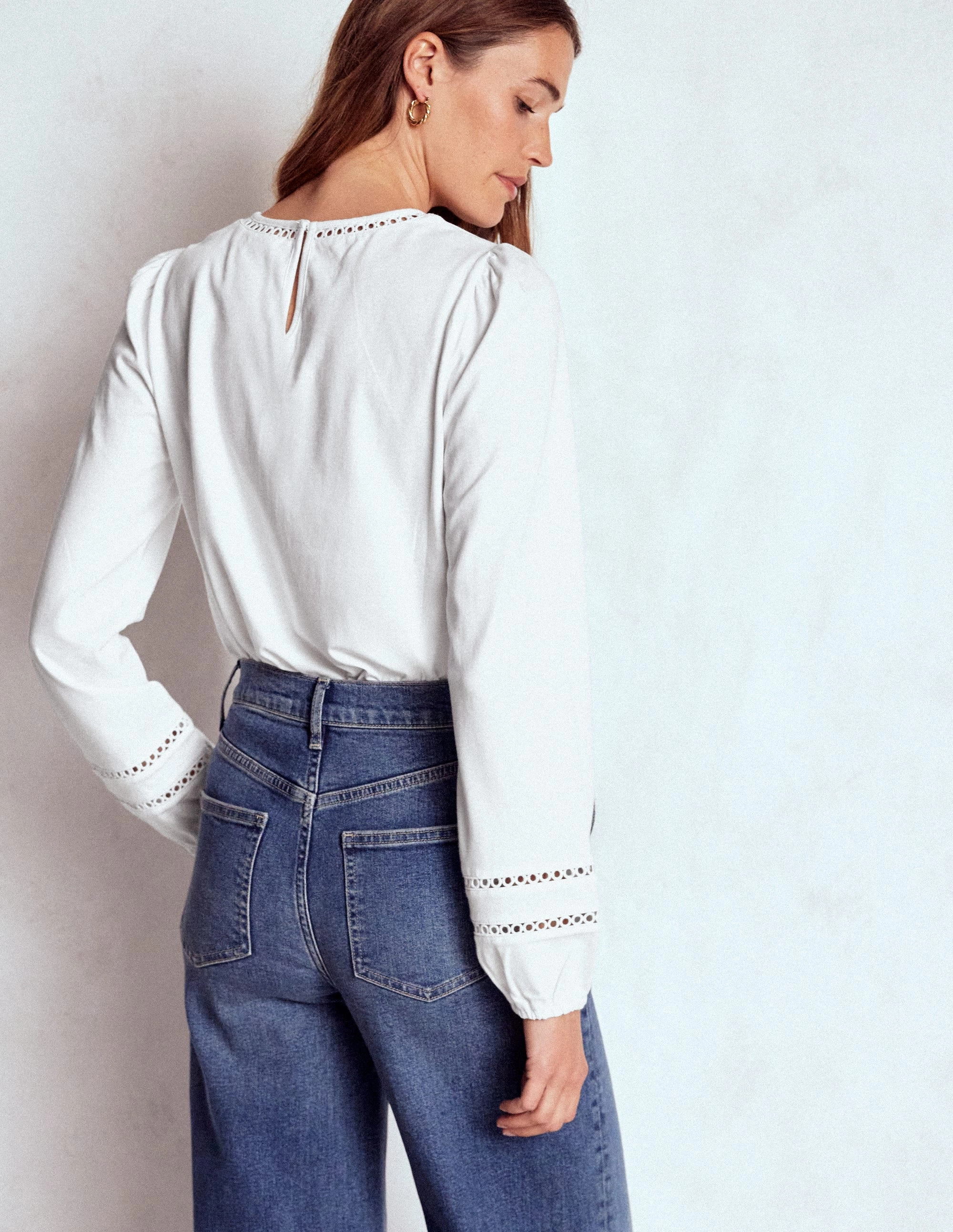 Lightweight Weave Material Odor Resistant Flo Trim Detail Top-White