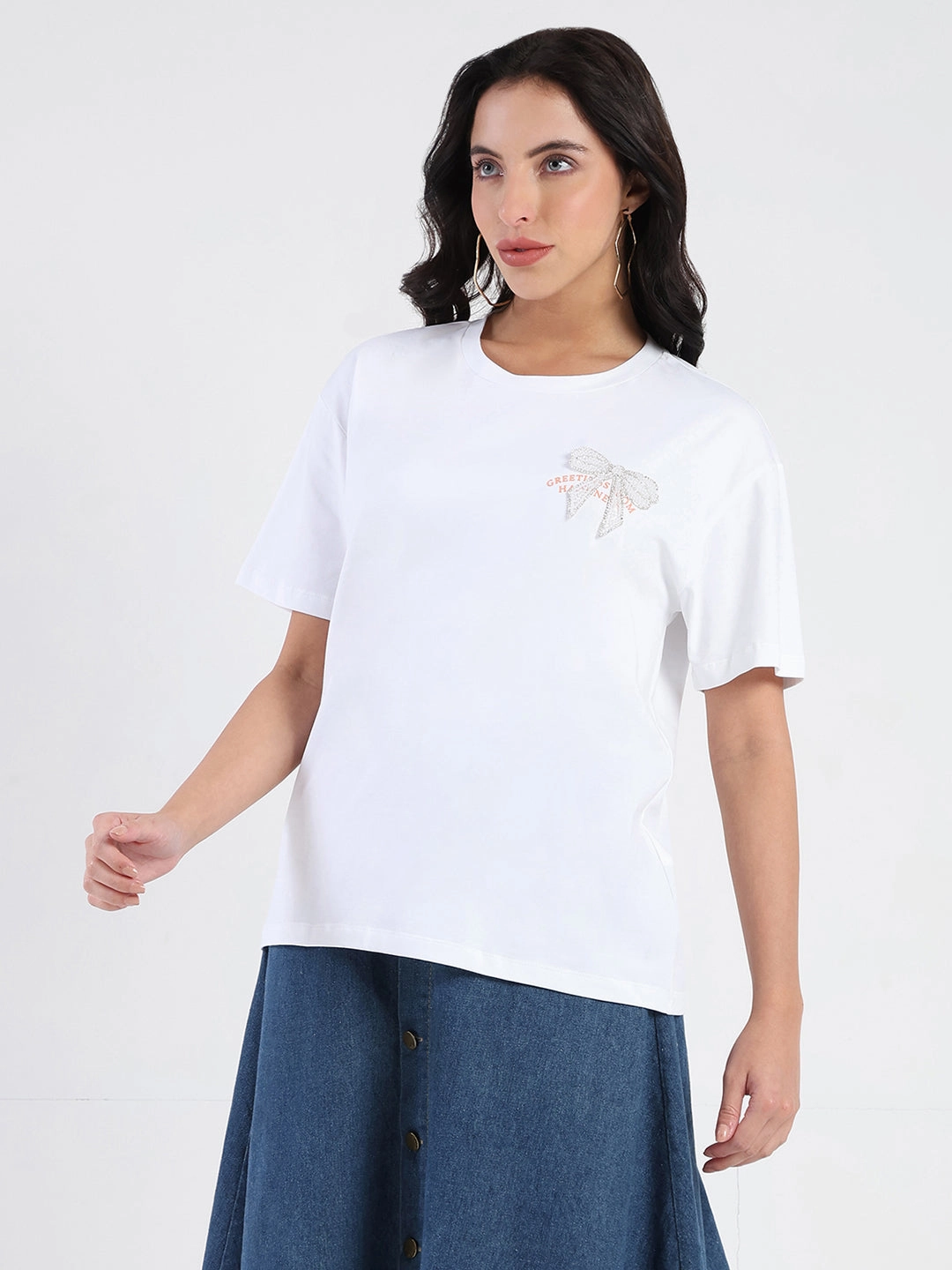 Madame Accessory Patch Detail Graphic Print White T-shirt Cozy Design
