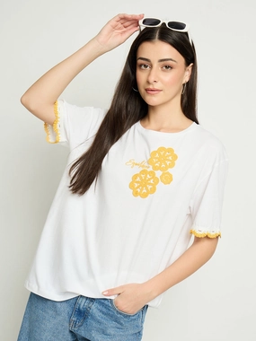 Flexible Shoulder Seams Colorfast Dye Madame Embroidered White Cotton T-Shirt