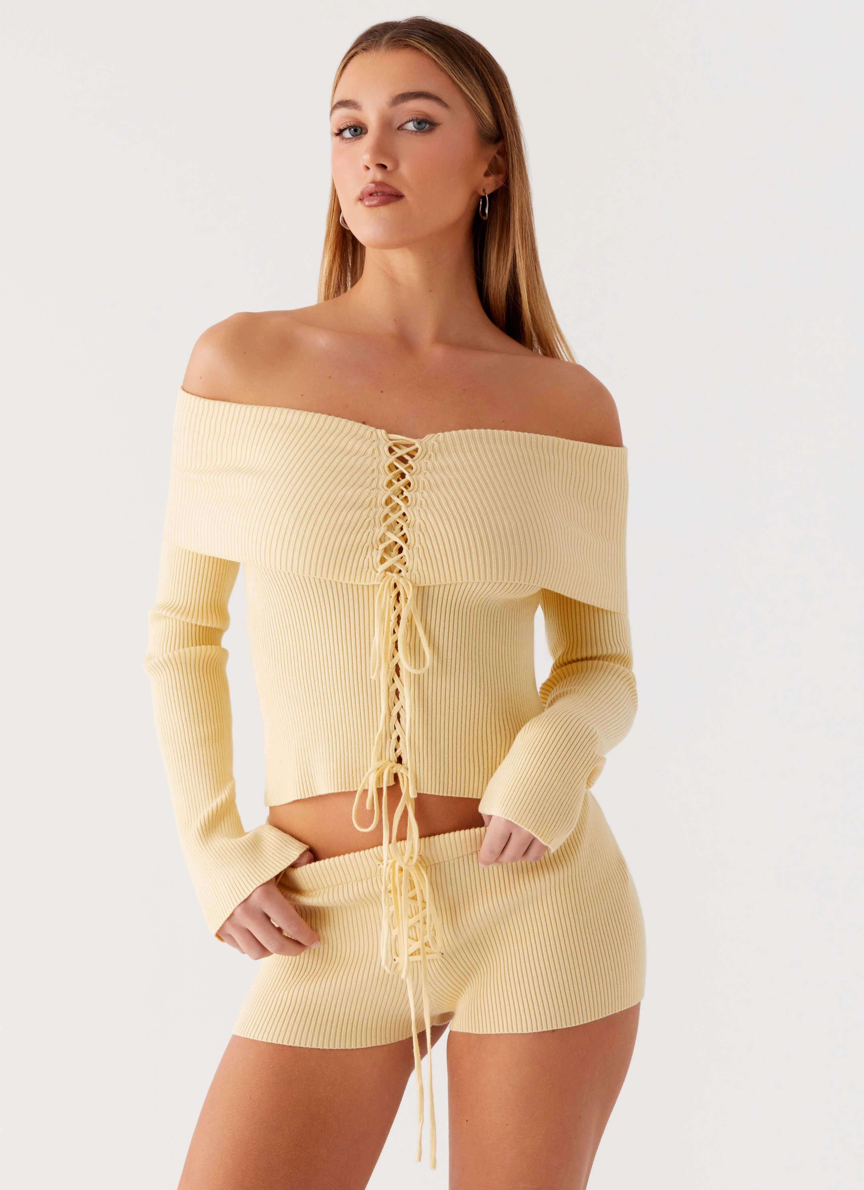 hoodie High-Performance Fit Muted Muse Knit Mini Short - Yellow