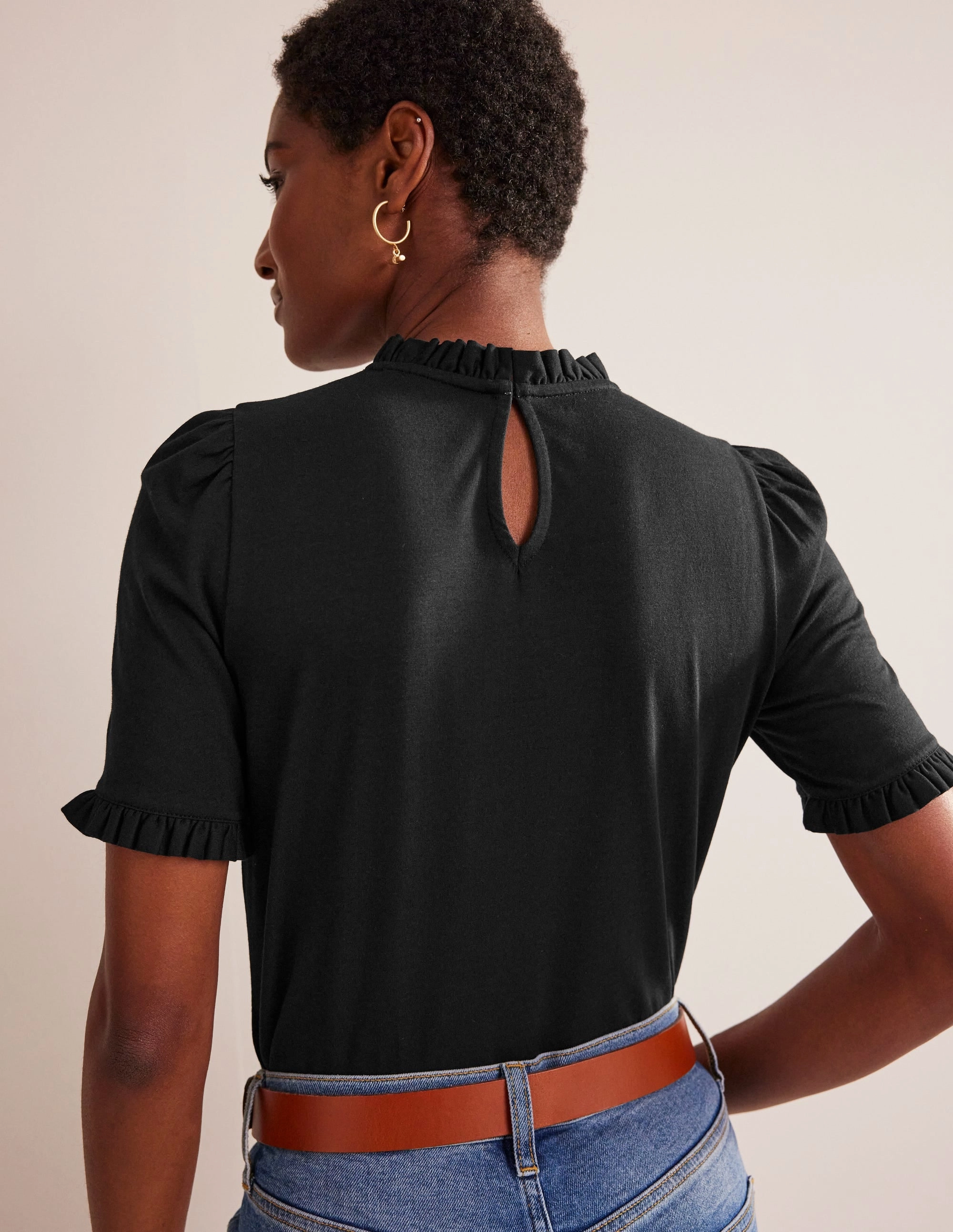 Supersoft Frill Detail T-shirt-Black Minimalist Stitching Adaptive Fit Technology