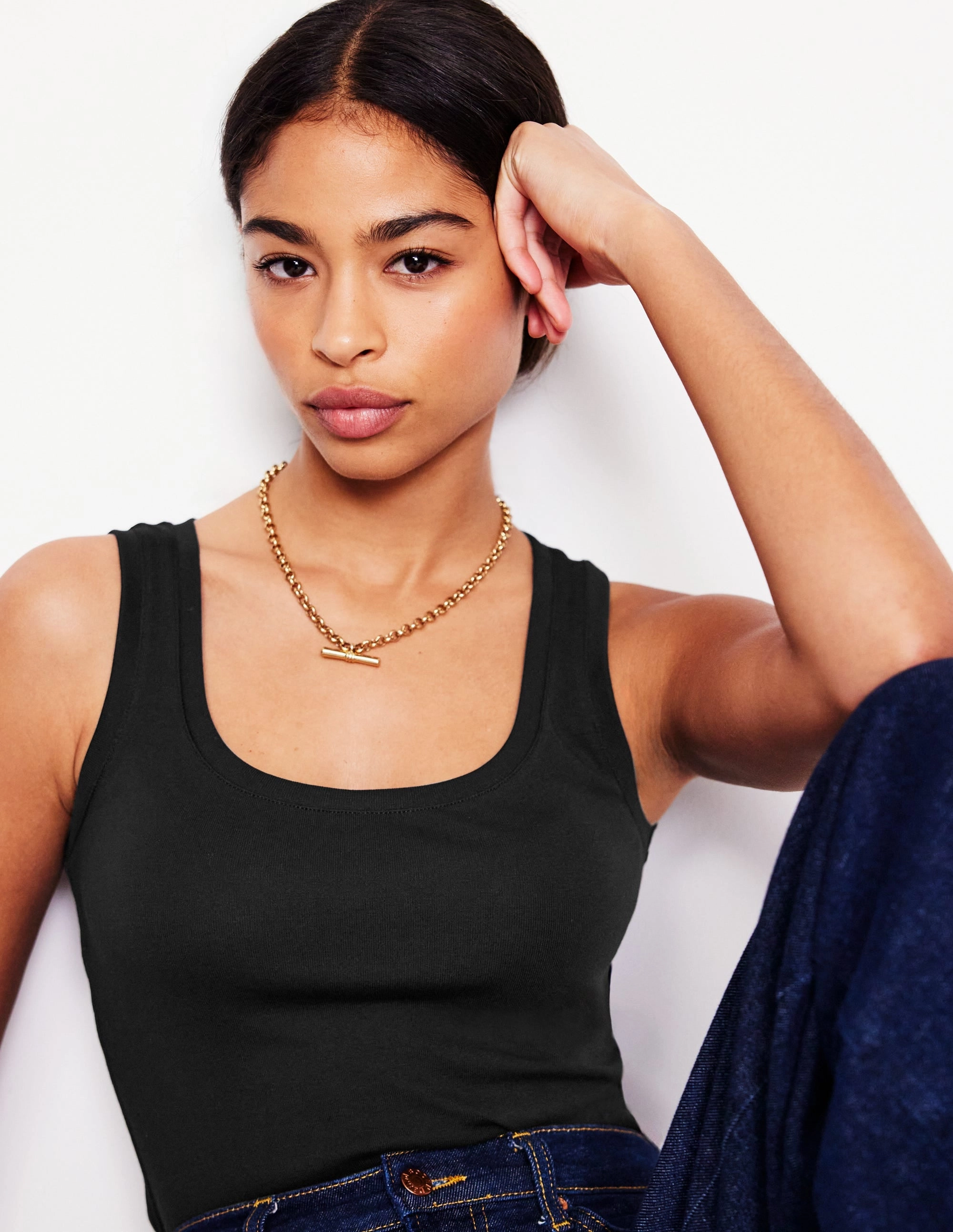 Lightweight pullover Essential Scoop-Neck Vest-Black