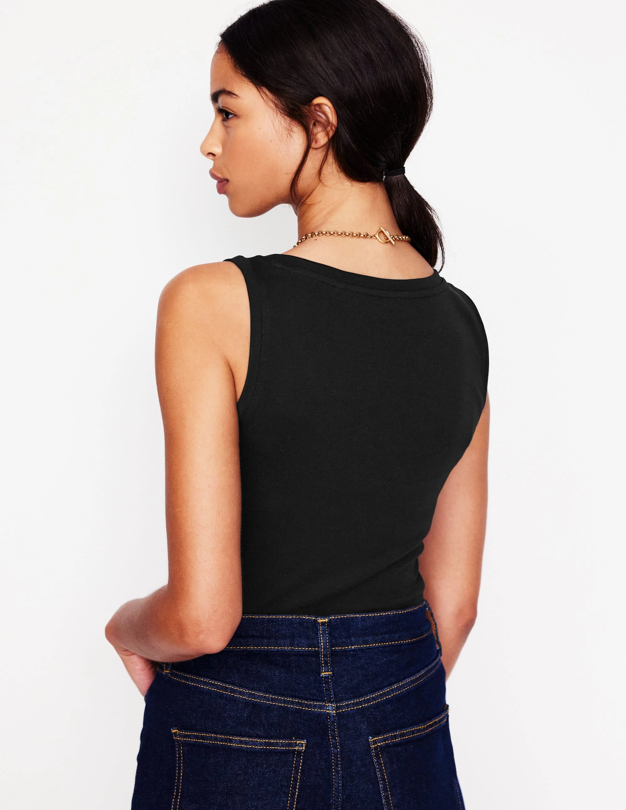 Interlock Knit Overlock Edging Essential Scoop-Neck Vest-Black