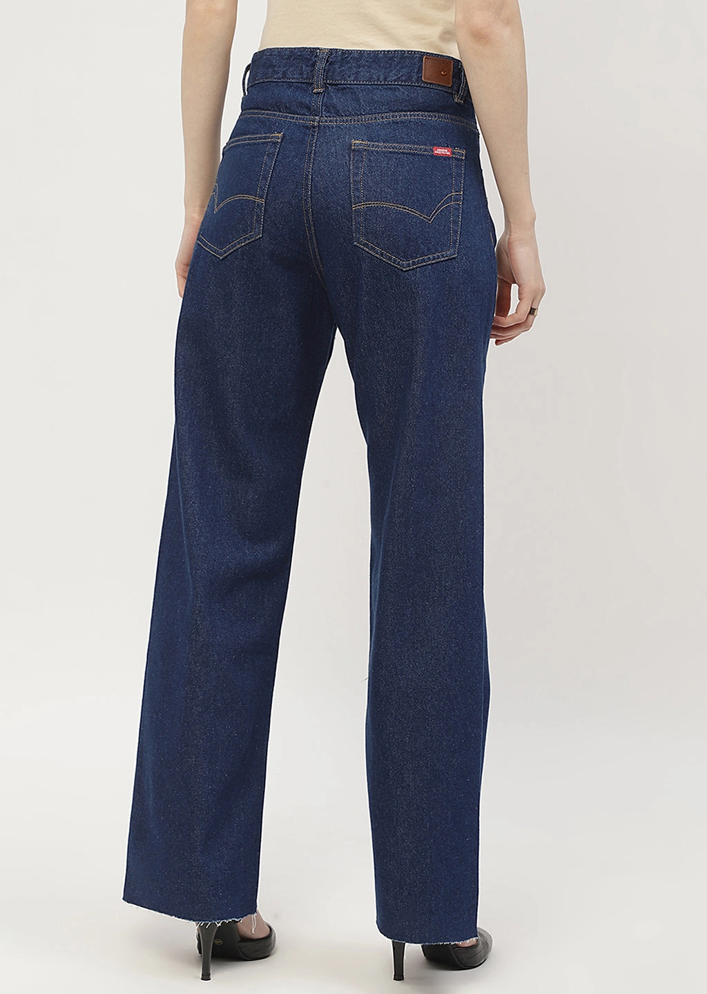 Outfit Basic Spring Mood Party Look Classic Madame Highly Washed Blue Wide Leg Jeans